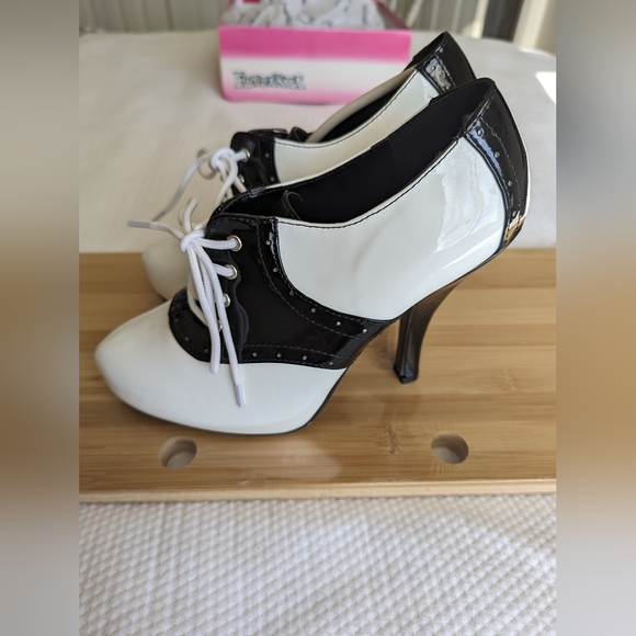 Funtasma Black & White Lace Up 4" Heeled Oxfords Model "SADDLE 48" SZ 6 . - Picture 3 of 7